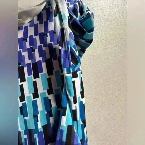 SOLD | Chico’s Geometric Wave Raine Faux Wrap Body-Con Ruched Dress Women’s 1/M - Picture 4 of 8